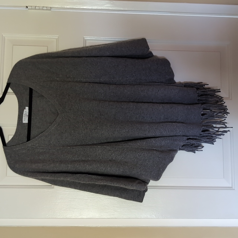 Like new Velvet by Graham & Spencer cashmere Trinity fringed poncho-sweater sz L